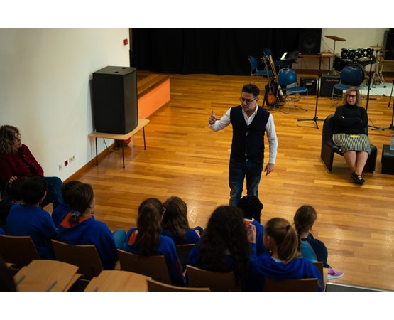 Deputy Luís Gomes promotes session with Years 7-9 students