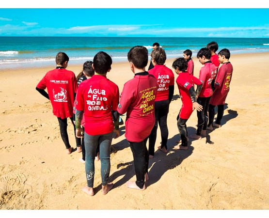 Alunos CBR aprendem surf e bodyboard com o Clube de Surf de Faro